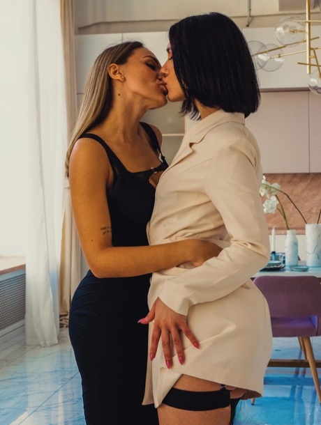 娇小的女同性恋 性感裸體 圖片