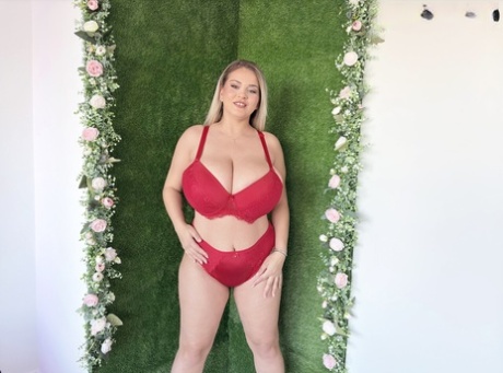 big tits mom free naked photo