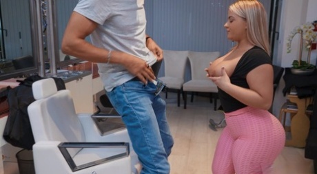 mollige Blondine mit großen Titten heiße hübsche fotos