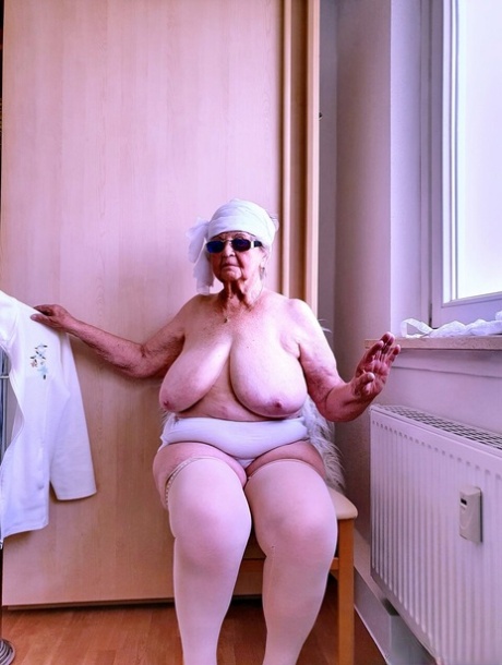 Oma Brustwarzen porno sexy galerien