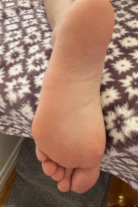 feet close up nudes gallery