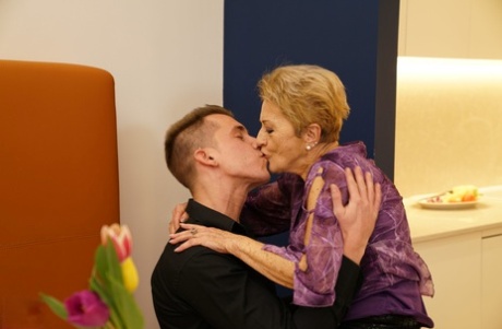 babcia uwodzi chłopaka wysoka jakość dla dorosłych galeria