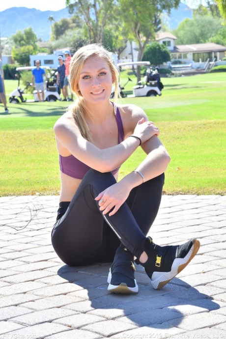 blonde yogabukser hd eksklusive gallerier
