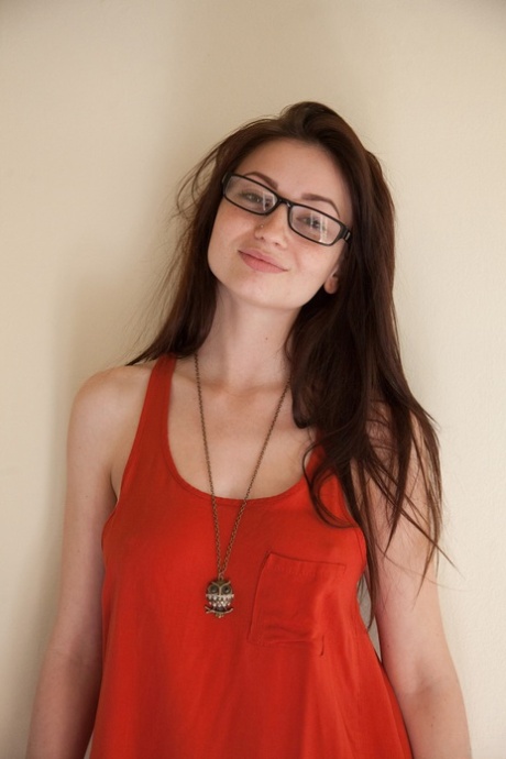 brunette briller sexy topp foton
